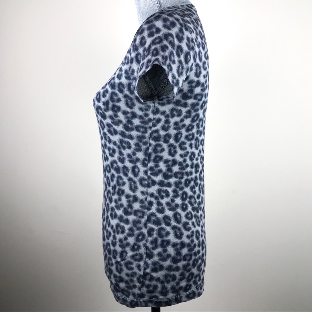 Banana Republic Grey Jaguar Print V-Neck T-Shirt - Picture 2 of 7